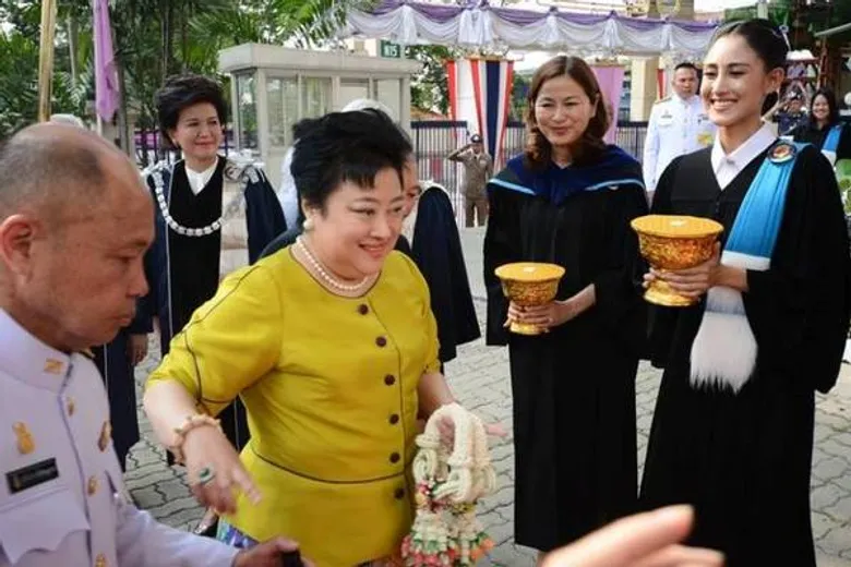 พระเจ้าวรวงศ์เธอ พระองค์เจ้าโสมสวลี พระวรราชาทินัดดามาตุ เสด็จไปในการประทานปริญญาบัตรแก่ผู้สำเร็จการศึกษาระดับบัณฑิตศึกษา จากมหาวิทยาลัยศรีปทุม ประจำปีการศึกษา 2559
