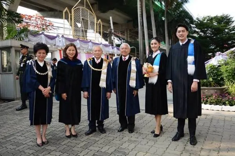 พระเจ้าวรวงศ์เธอ พระองค์เจ้าโสมสวลี พระวรราชาทินัดดามาตุ เสด็จไปในการประทานปริญญาบัตรแก่ผู้สำเร็จการศึกษาระดับบัณฑิตศึกษา จากมหาวิทยาลัยศรีปทุม ประจำปีการศึกษา 2559