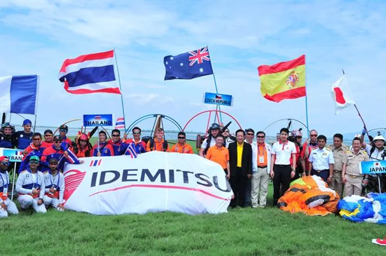 สมาคมกีฬาทางอากาศฯ จัดพิธีเปิดการแข่งขันกีฬาร่มบินชิงแชมป์โลก ครั้งที่ 10 ณ สนามกีฬาทางอากาศชั่วคราวเขื่อนป่าสักชลสิทธิ์ อำเภอวังม่วง จังหวัดสระบุรี