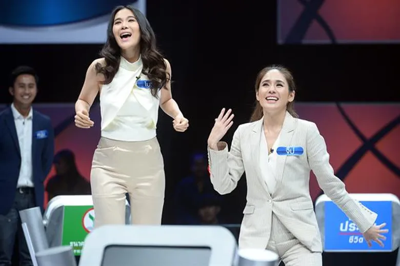 ทีวีไกด์: รายการ "ตกสิบหยิบล้าน" “โบวี่ – อัฐมา” แฉเรื่องลับ “จิ๊ป – ปกฉัตร” นิสัยไม่ปกติ ชอบยืนคุยกับต้นไม้!!! ควงคู่ล่าเกมคำถาม “ตกสิบหยิบล้าน” ตอนพิเศษ “เพื่อนซี้ที่รู้ใจ”