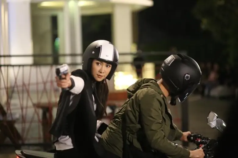 ซี-ศิวัฒน์ พา ยุ้ย-จีรนันท์ ซ้อนมอเตอร์ไซด์สุดเท่!!! หนีกระสุนกลางถนนใน “เล็บครุฑ”