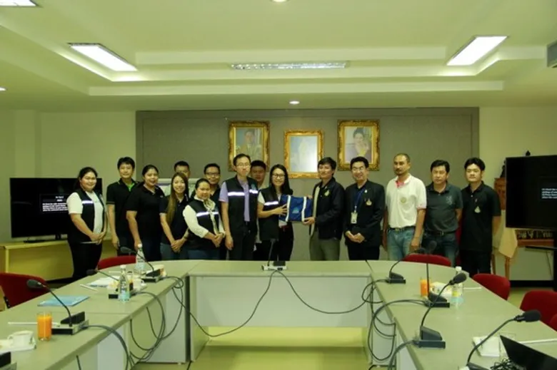 รองผู้อำนวยการองค์การสวนพฤกษศาสตร์ ให้การต้อนรับ คณะกรรมการและเลขานุการ คณะทำงานติดตามการดำเนินงาน คัดแยก ขยะมูลฝอยและของเสียอันตราย