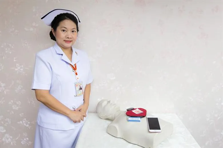 รับวันพยาบาลสากล !! นักวิจัย พยาบาล ธรรมศาสตร์ โชว์ “อุปกรณ์นำช่วยชีวิตพกพา” นวัตกรรมอุปกรณ์วัดการหายใจและโค้ชชิ่งการซีพีอาร์ผู้ป่วยแบบเรียลไทม์