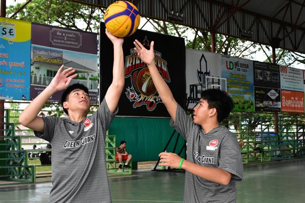 วัยรุ่นอุดรฯ ชวนเด็กไทย เล่นบาสเกตบอล 3 คน