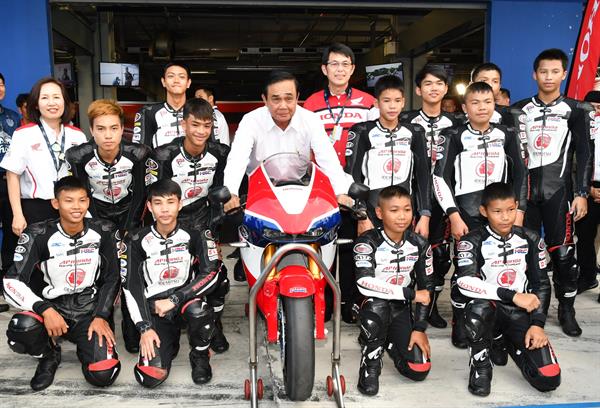 เอ.พี.ฮอนด้า เปิดพิทต้อนรับนายกรัฐมนตรี เยี่ยมชมการเตรียมความพร้อมของสนามฯ ก่อนไทยเป็นเจ้าภาพ จัดการแข่งขันจักรยานยนต์ทางเรี ยบชิงแชมป์โลก "โมโตจีพี" พร้อมกล่าวชื่นชมโรดแมปฮอนด้าสร้างเด็กไทยสู่สนามแข่งระดับโลก