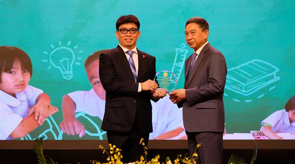 อุทยานการเรียนรู้ TK park รับมอบโล่ เดินหน้าพัฒนาคุณภาพชีวิตนักเรียนในโรงเรียนด้อยโอกาสทั่วประเทศ โดยการสร้างสรรค์พื้นที่การเรียนรู้ต้นแบบให้กับสังคมไทย