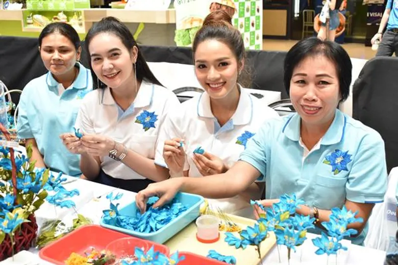 ต้นข้าว-เพลง อาร์สยาม ร่วมจำหน่ายดอกแก้วกัลยา หารายได้ช่วยเหลือคนพิการ
