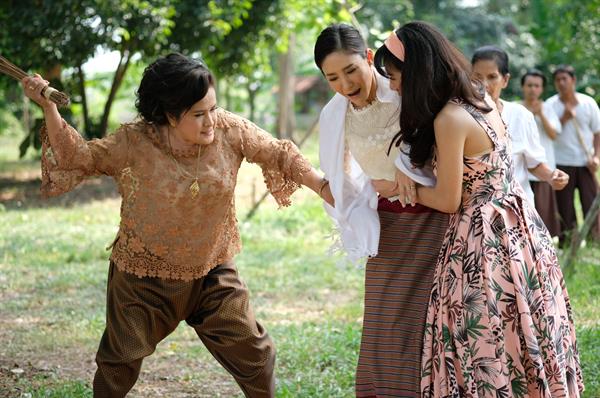 “แตงโม” เจอ “แม่ผัว” จอมโหด!! เอาไม้กวาดฟาดไม่ยั้ง ใน “สายรักสายสวาท”
