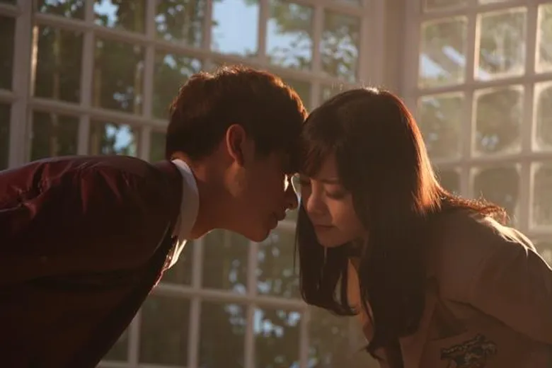 ทีวีไกด์: ย่อตอนซีรีส์ 'เรื่อง ลับ หลัง Behind The SIN’ 'ออกัส’ จู่โจมขอโมยจูบ!! 'เมโกะ’ กลางกองถ่าย