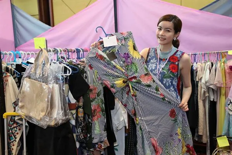 คุณแม่สายสตรอง “โอ๋-บีม-เปิ้ล-พลอย” โล๊ะแบรนด์เนม เปิดบูธขายราคากันเอง ในงาน “Momoko Luxury Fair and Music Festival 2018”