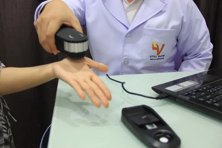 คลินิค Vital Glow: Skin & Aesthetic ในโรงพยาบาลนวมินทร์ 9 แนะนำโปรแกรม Oligoscan (โอลิโกสแกน) ควบคู่โปรแกรม Chelation (คีเลชั่น) Therapy
