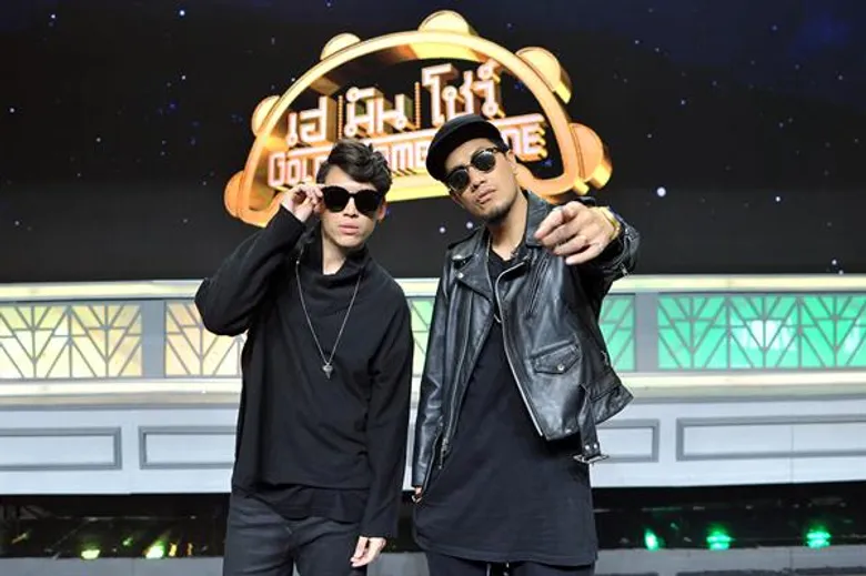 ทีวีไกด์: รายการ “เฮ มัน โชว์ GOLDEN TAMBOURINE (โกลเด้น แทมโบรีน)” ไม่คิดว่าชาตินี้จะได้เห็น! “ป๊อก ภัสสรกรณ์ – เป้ บดินทร์” สวมบท พระเอกลิเก ร้อง แรป โชว์ หวังฮุบใจสาว