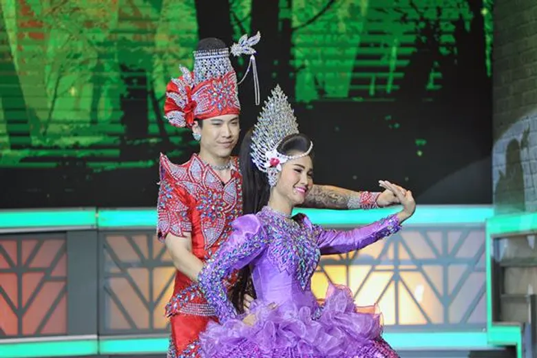 ทีวีไกด์: รายการ “เฮ มัน โชว์ GOLDEN TAMBOURINE (โกลเด้น แทมโบรีน)” ไม่คิดว่าชาตินี้จะได้เห็น! “ป๊อก ภัสสรกรณ์ – เป้ บดินทร์” สวมบท พระเอกลิเก ร้อง แรป โชว์ หวังฮุบใจสาว