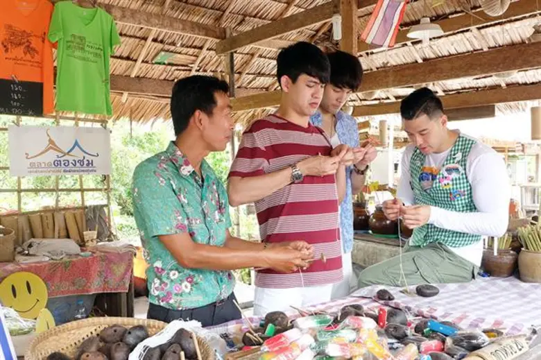 ทีวีไกด์: รายการ “ตลาดเด็ดประเทศไทย” สองหนุ่ม “บอม-ธนิน” และ “เลโอ โซสเซย์” ใช้ความหล่อพุ่งชนภารกิจ!!! ใน “ตลาดเด็ดประเทศไทย”