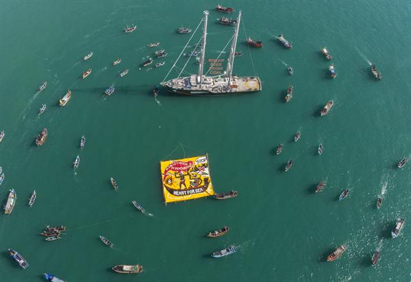 เรือเรนโบว์ วอร์ริเออร์เข้าร่วมขบวนเรือประมงพื้นบ้านในตือโละปาตานี ประกาศเจตนารมย์หยุดถ่านหิน