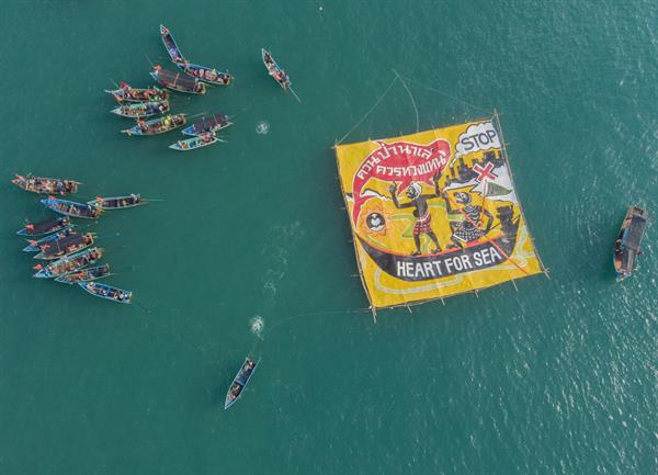 เรือเรนโบว์ วอร์ริเออร์เข้าร่วมขบวนเรือประมงพื้นบ้านในตือโละปาตานี ประกาศเจตนารมย์หยุดถ่านหิน