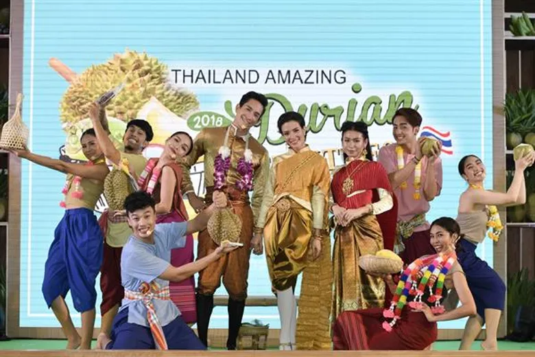 ท็อปส์ชวน “ใหม่-ดาวิกา” อวดโฉมลุค ควีน ออฟ ทุเรียน สุดปัง นำทีม หลุยส์ – ซูซี่ เปิดงานบุฟเฟ่ต์ทุเรียนและผลไม้ไทยที่ใหญ่ที่สุดในประเทศ!!