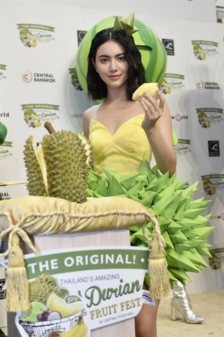 ท็อปส์ชวน “ใหม่-ดาวิกา” อวดโฉมลุค ควีน ออฟ ทุเรียน สุดปัง นำทีม หลุยส์ – ซูซี่ เปิดงานบุฟเฟ่ต์ทุเรียนและผลไม้ไทยที่ใหญ่ที่สุดในประเทศ!!