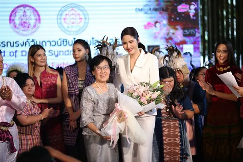 เอส กันตพงศ์ ควงแฟนสาว Kristina Winkler นำทีมเดินแบบการกุศล โครงการรณรงค์วันดาวน์ซินโดรมโลก 2561