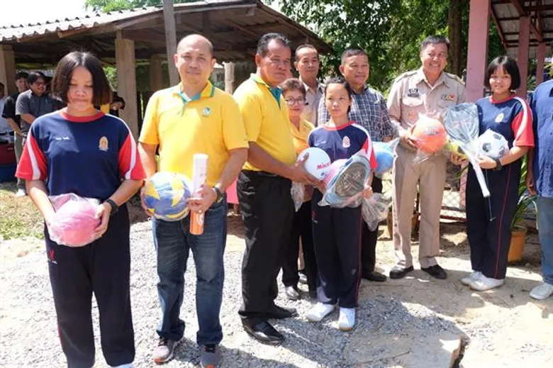 กยท. จัดกิจกรรม ปูพื้นสนามเด็กเล่นด้วยยางพาราให้แก่ 2 โรงเรียนใน จ.พะเยา