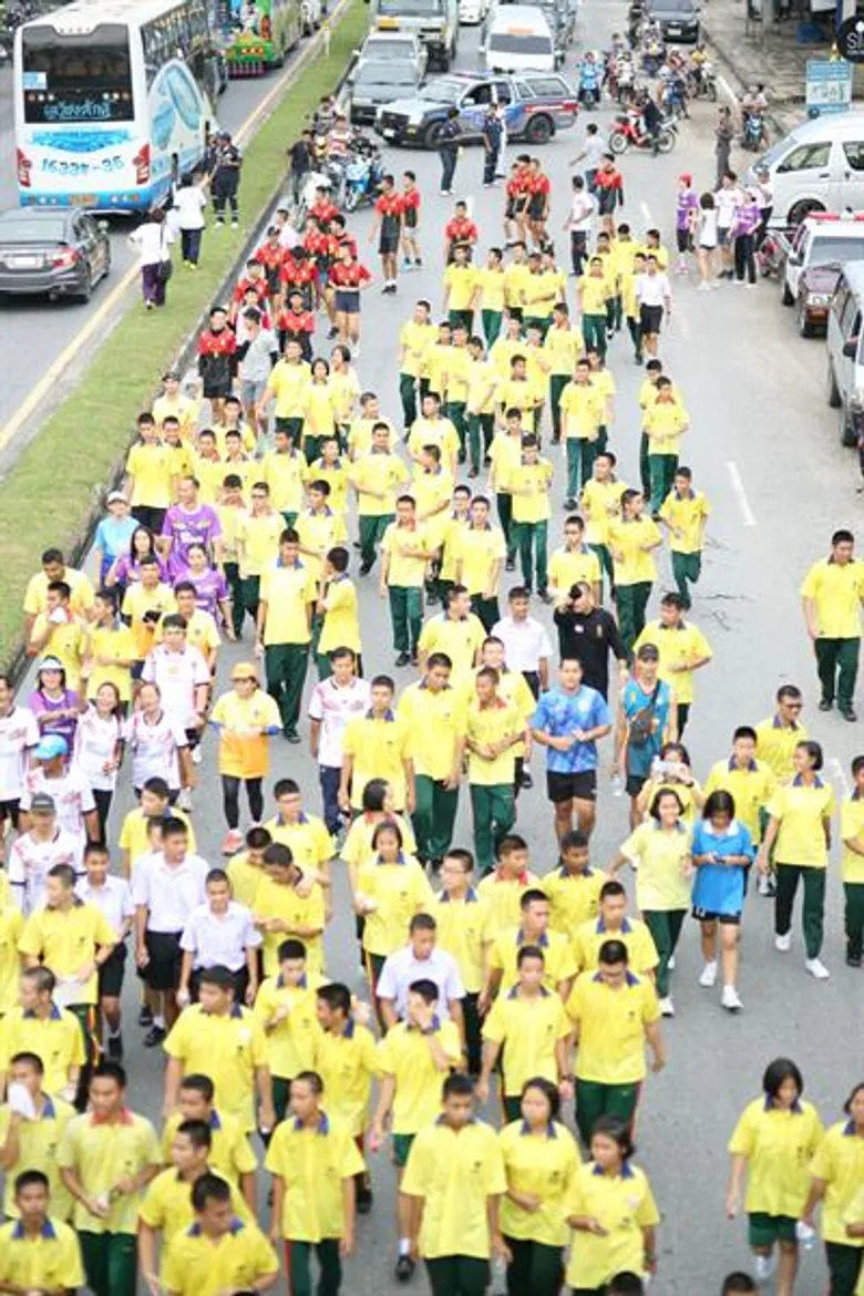 เหล่าดาราจิตอาสา ร่วมเดินวิ่ง กุฏโง้ง MINI-MARATHON Run For Life สมทบทุนซื้อเครื่องมือแพทย์ให้โรงพยาบาลพนัสนิคม
