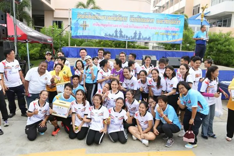 เหล่าดาราจิตอาสา ร่วมเดินวิ่ง กุฏโง้ง MINI-MARATHON Run For Life สมทบทุนซื้อเครื่องมือแพทย์ให้โรงพยาบาลพนัสนิคม