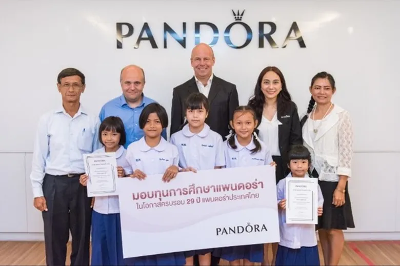แพนดอร่าครบรอบ 29 ปี แจกทุนการศึกษา 6 โรงเรียนรอบฐานการผลิตในเขตประเวศ