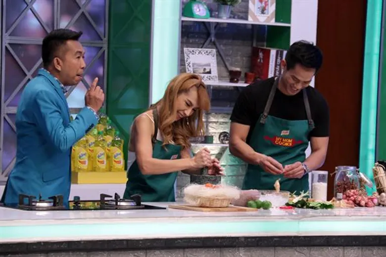 ทีวีไกด์: รายการ “My Mom Cooks เชฟไม่ทิ้งแถว” “อาร์-อาณัตพล” ปะทะเดือดดวลทำอาหาร “แจ๊คการีน” ป่วนฮาท้องแข็ง แถมคล้ำความน้ำตา! ใน “My Mom Cooks”