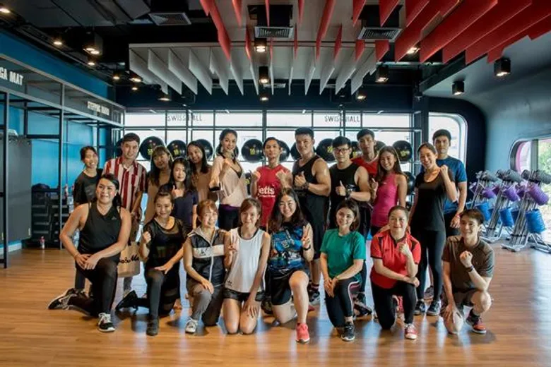 Jetts 24 Hour Fitness เปิดคลาสออกกำลังกายแนวใหม่ SH’BAM ชวนหนุ่มสาวมาขยับร่างกาย บริหารเสน่ห์ กับท่วงท่าที่ทันสมัยและทำนองเพลงสุดตื๊ด