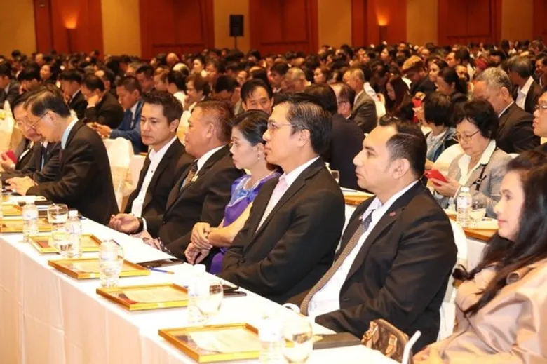 แอร์พอร์ต เรล ลิงก์ รับมอบโล่เกียรติคุณสำหรับองค์กรที่มีหน้าที่รับรองสมรรถนะบุคคลฯ ผลงานดีเด่นในปี 2560 ภายในงานวันคล้ายวันสถาปนาสถาบันคุณวุฒิวิชาชีพ (องค์กรมหาชน)
