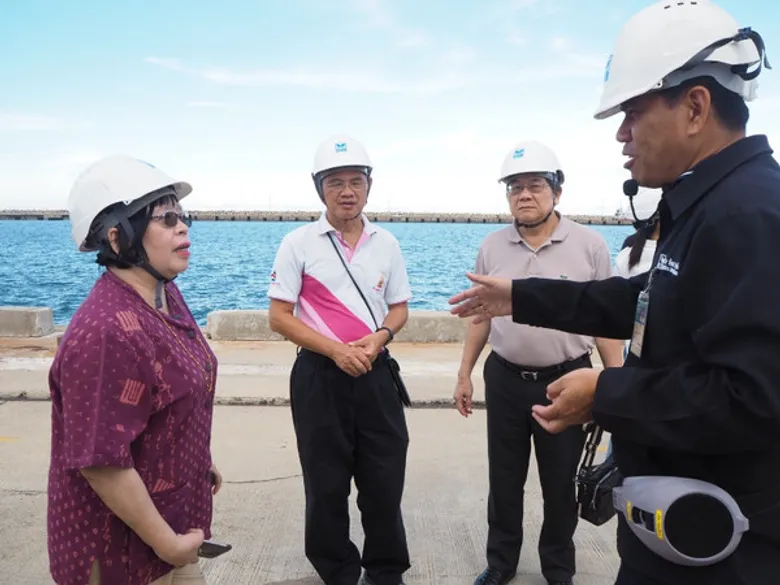 คณาจารย์ และนิสิตสาขาวิชาการบริหารกิจการทางทะเล ดูงานท่าเรือประจวบ
