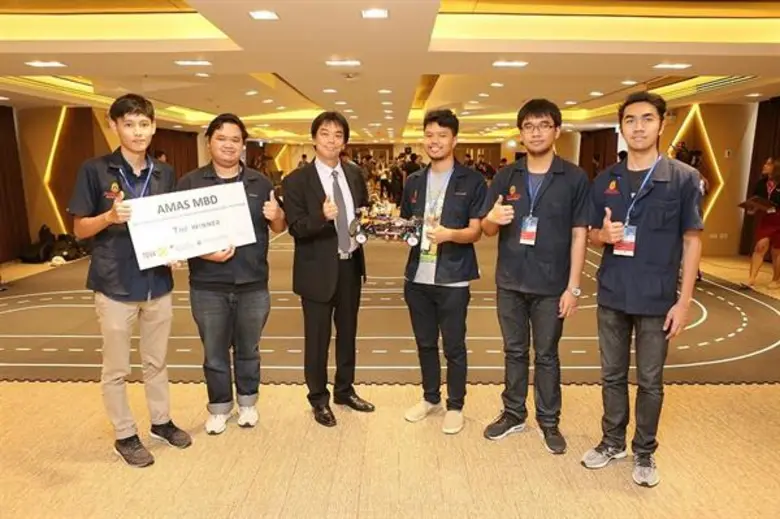โตโยต้า มอบรางวัลแชมป์ชนะเลิศแก่ทีมวิศวลาดกระบัง การแข่งขันออกแบบซอฟท์แวร์ควบคุมรถยนต์จำลองไร้คนขับ