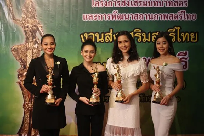 เซฟฟานี อะวานิค นำทีมศิลปินดารานักแสดง เข้ารับรางวัล “เทพสตรี” สตรีตันแบบตัวอย่าง ประจำปีพุทธศักราช 2561