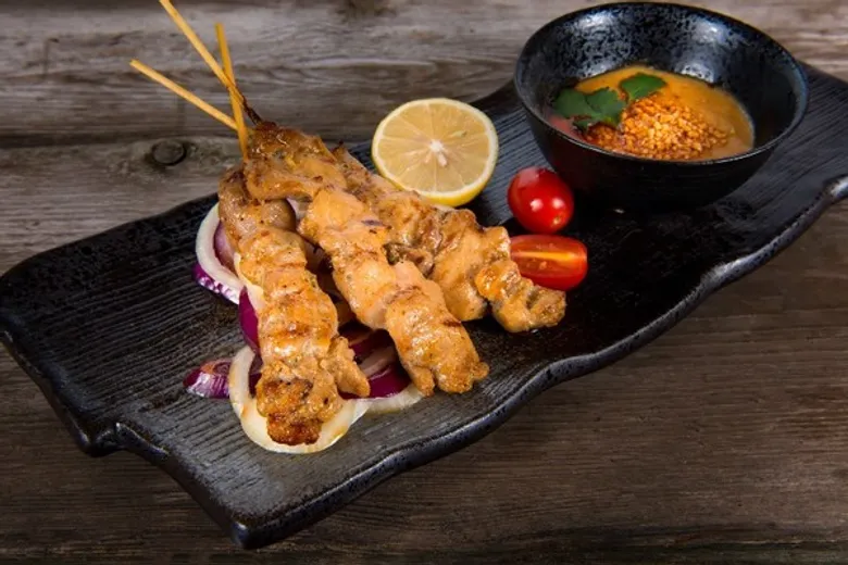 ไก่สะเต๊ะจากไก่บ้านตามธรรมชาติ ห้องอาหาร ดิโพลแมตบาร์ โรงแรมคอนราด กรุงเทพฯ