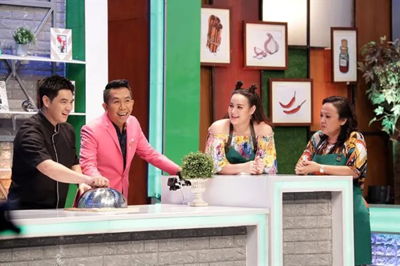 ทีวีไกด์: รายการ “My Mom Cooks เชฟไม่ทิ้งแถว” “เชฟตูน ธัชพล” แท็กทีมความป่วน ประเดิมส่งวัตถุดิบสุดโหด! ท้าทายฝีมือ “รอน ภัทรภณ” และ “นาตาลี เดวิส” พร้อมคุณแม่!!! ใน “My Mom Cooks”