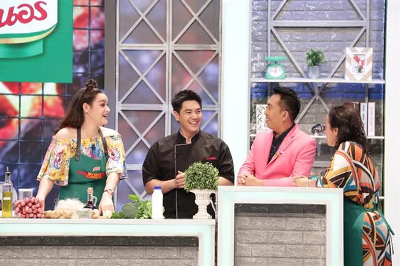 ทีวีไกด์: รายการ “My Mom Cooks เชฟไม่ทิ้งแถว” “เชฟตูน ธัชพล” แท็กทีมความป่วน ประเดิมส่งวัตถุดิบสุดโหด! ท้าทายฝีมือ “รอน ภัทรภณ” และ “นาตาลี เดวิส” พร้อมคุณแม่!!! ใน “My Mom Cooks”