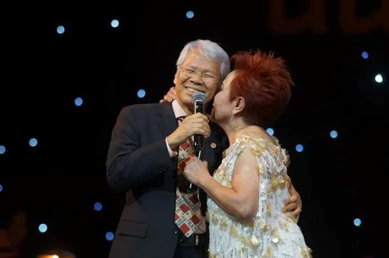 รายงานบันเทิง คอนเสิร์ต "We are family" คอนเสิร์ตเดี่ยวเต็มรูปแบบของนักร้องสุดซ่าส์ แดง...ฉันทนา กิติยพันธ์ เซอร์ไพร์สตลอดโชว์...พร้อมด้วยศิลปินรับเชิญจากครอบครัวกิติยพันธ์