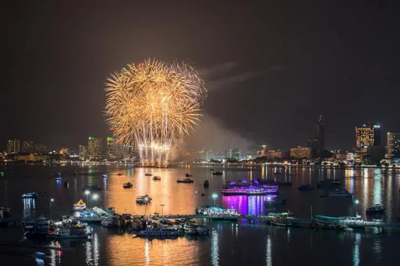 LEO presents Pattaya International Fireworks Festival 2018 เทศกาลพลุนานาชาติเมืองพัทยา