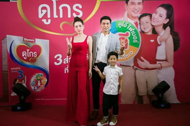 ครอบครัวสกิดใจ งานเปิดตัวดูเม็ก ดูโกร โฉมใหม่ 3ดี "พ่อป๋อ-แม่เอ๋"แฮปปี้มีตัวช่วยดูแล"น้องภู"