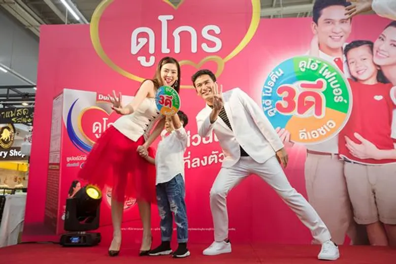 ครอบครัวสกิดใจ งานเปิดตัวดูเม็ก ดูโกร โฉมใหม่ 3ดี "พ่อป๋อ-แม่เอ๋"แฮปปี้มีตัวช่วยดูแล"น้องภู"