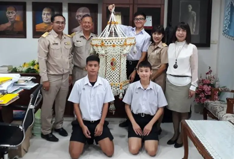 ภาพข่าว: คณะครู นักเรียน ประดิษฐ์โคมแขวนถวายเป็นพุทธบูชา