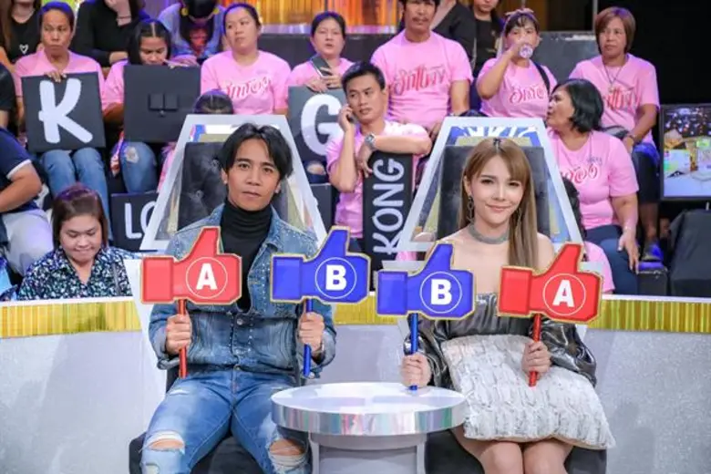 ทีวีไกด์: รายการ “กิ๊กดู๋ สงครามเพลงเงาเสียง”  งานคู่ก็มา “ก้อง-ห้วยไร่” ควงแฟนสาว “เบลล์-ฐา ขนิษ” โชว์สวีทน้ำตาลร่วงเกลื่อนเวที “กิ๊กดู๋ สงครามเพลงเงาเสียง”