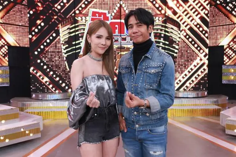 ทีวีไกด์: รายการ “กิ๊กดู๋ สงครามเพลงเงาเสียง”  งานคู่ก็มา “ก้อง-ห้วยไร่” ควงแฟนสาว “เบลล์-ฐา ขนิษ” โชว์สวีทน้ำตาลร่วงเกลื่อนเวที “กิ๊กดู๋ สงครามเพลงเงาเสียง”