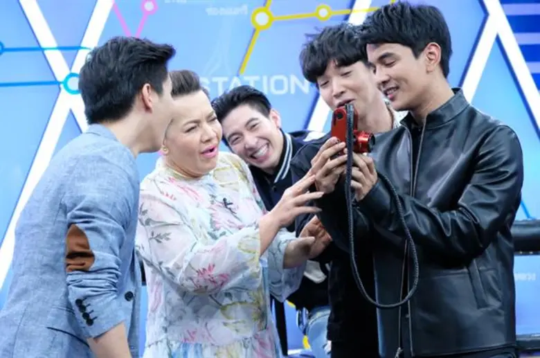 หนุ่มๆ“7 Wonders” สุดแสบ!! ป่วนรายการ “สวัสดี Station” 2พิธีกรกุมขมับ!!