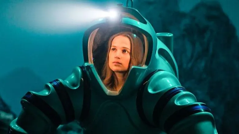 Movie Guide: เจมส์ แมคอะวอย จะขอรัก อลิเซีย วิกันเดอร์ ตลอดไป ในโปสเตอร์ไทย Submergence ห้วงลึกพิสูจน์รัก ภาพยนตร์รักเรื่องยิ่งใหญ่โดย ผกก. วิม เวนเดอร์ส (Wings of Desire)