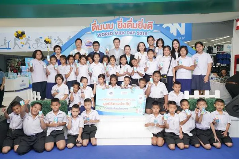 “โฟร์โมสต์” ผนึกกำลัง “เทสโก้ โลตัส” จัดกิจกรรม ดื่มนมฟรีไม่อั้นใน “วันดื่มนมโลก 2018” แท็กทีมครอบครัว “มอส ปฏิภาณ” ร่วมรณรงค์คนไทยใส่ใจสุขภาพ ภายใต้คอนเซ็ปต์ “ดื่มนม ยิ่งดื่มยิ่งดี”
