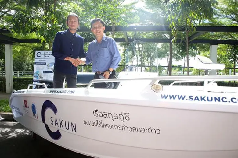 “สกุลฎ์ซี” มอบเรืออลูมิเนียม มูลค่ากว่า 1 ล้านบาท ให้ “ตูน บอดี้สแลม” ในโครงการก้าวคนละก้าว เพื่อส่งต่อให้โรงพยาบาลหลังสวน
