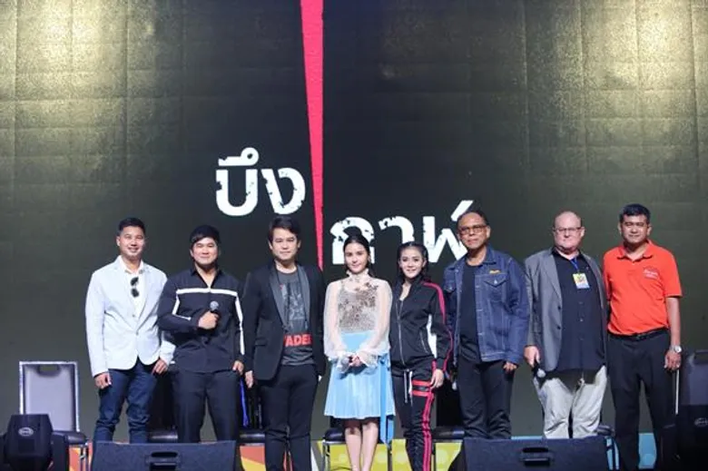 “The Lake บึง/กาฬ” โดยผู้กำกับหนุ่มอินเตอร์หัวใจอีสาน “ลี ทองคำ” เปิดหน้าหนัง...ดึงนักร้องลูกทุ่งชื่อดัง “ลำใย ไหทองคำ” นำแสดง ปะทะทีมนักแสดงมืออาชีพ “ออม สุชาร์, ปู วิทยา, ชาคริต, ตุ้ย ธีรภัทร์”