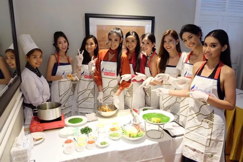 40 สาวงามมิสยูนิเวิร์สไทยแลนด์ 2018 ปฐมนิเทศและเรียนทำอาหารประเดิม เก็บตัวทำกิจกรรมวันแรกใน กทม.