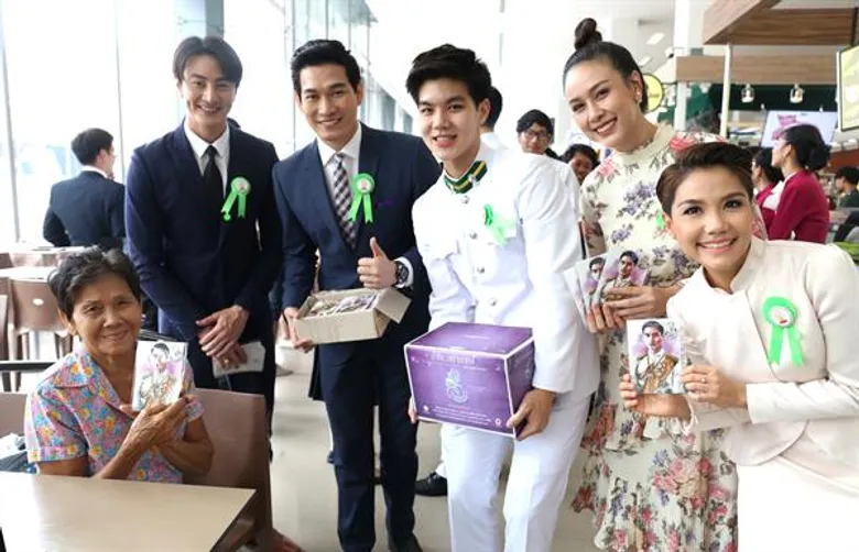 กฤตฎ์-ฝ้าย-คูลเจแนน-ออฟ สร้างกุศลร่วมขายเข็มวันอานันทมหิดล